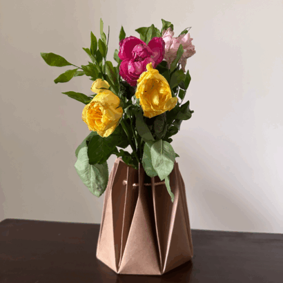 Sustainable flower aqua box – water-holding kraft paper box designed to keep flowers fresh during delivery.